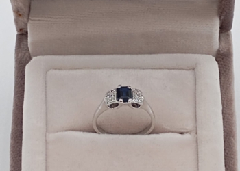 Anello in oro bianco 18kt con zaffiro centrale
