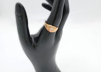 Anello a scudo in oro giallo, bianco e rosa 18kt