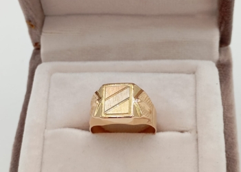 Anello modello scudo in oro giallo, bianco e rosa 18 carati