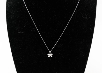 Collana in oro bianco 18kt con ciondolo a fiore