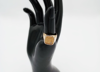 Anello modello scudo in oro giallo 18kt