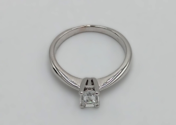 Elegante anello solitario in oro bianco 18kt