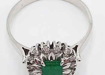 Anello in oro bianco 18kt con smeraldo