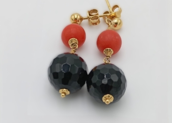 Paio di orecchini pendenti in oro giallo con agata nera sfaccettata e corallo