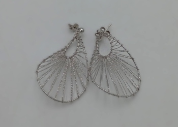 Elegante paio di orecchini pendenti in oro bianco 18 kt