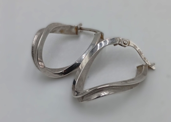 Paio di orecchini a cerchio in oro bianco 18kt