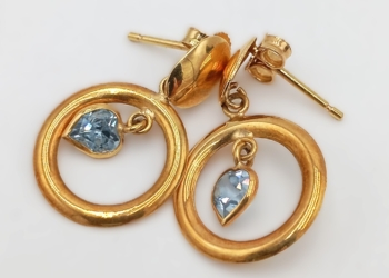 Orecchini in oro giallo 18kt con pietre azzurre