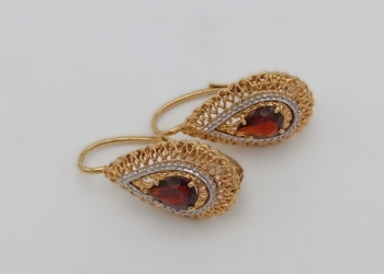 Elegante paio di orecchini in oro giallo 18kt con rubino