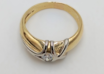 Anello realizzato in oro giallo e oro bianco 18 kt con diamante naturale