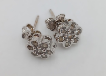 Orecchini in oro bianco con raffinata forma a fiore