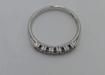 Anello in oro bianco 18 kt con diamanti