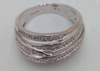 Anello in oro bianco 18kt arricchito da una pavé di 44 diamanti