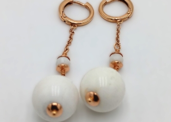 Paio di orecchini pendenti in oro giallo 18kt con sfere bianche in agata