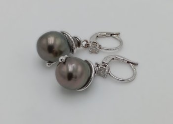 Paio di orecchini in oro bianco 18kt con perle nere e diamanti.