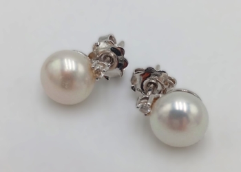 Orecchini a perle raffinati in oro bianco 18kt con punto luce