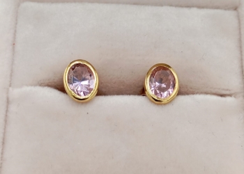 Paio di orecchini in oro giallo 18kt con pietra rosa