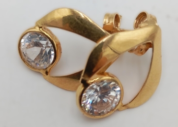 Paio di orecchini in oro giallo 18kt impreziositi da luminosi zirconi