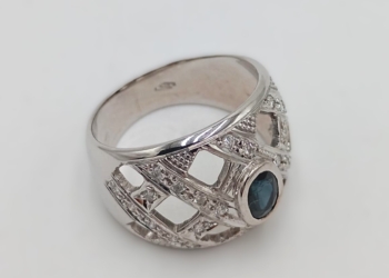 Anello in oro bianco 18kt con zaffiro e diamanti