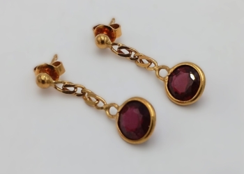 Elegante paio di orecchini in oro giallo 18kt con rubino