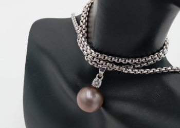 Ciondolo di design realizzato in oro bianco 18kt impreziosito da una perla South Sea nera