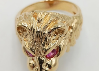 Anello testa di leone in oro giallo con due rubini
