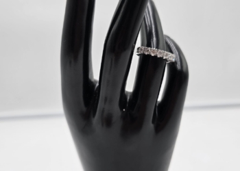 Anello Half Eternity in Oro Bianco e Diamanti Naturali