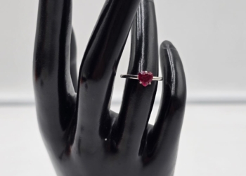 Anello Solitario Cuore in Oro Bianco e Rubino