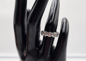 Anello Half Eternity in Oro Bianco e Diamanti Naturali