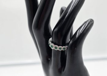 Anello in Oro Bianco con Diamanti e Smeraldi