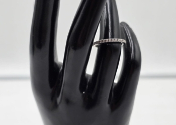 Anello Eternity in Oro Bianco e Diamanti naturali